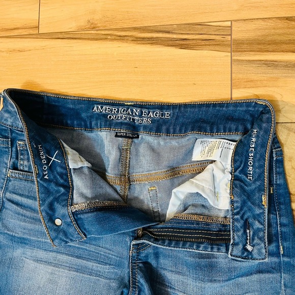 American Eagle Medium Wash Denim High Rise Shortie Shorts Womens Size 8 Raw Hem - Picture 2 of 7